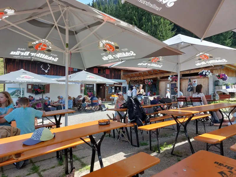 Gut besuchter Außenbereich der Alpe Schrattenwang