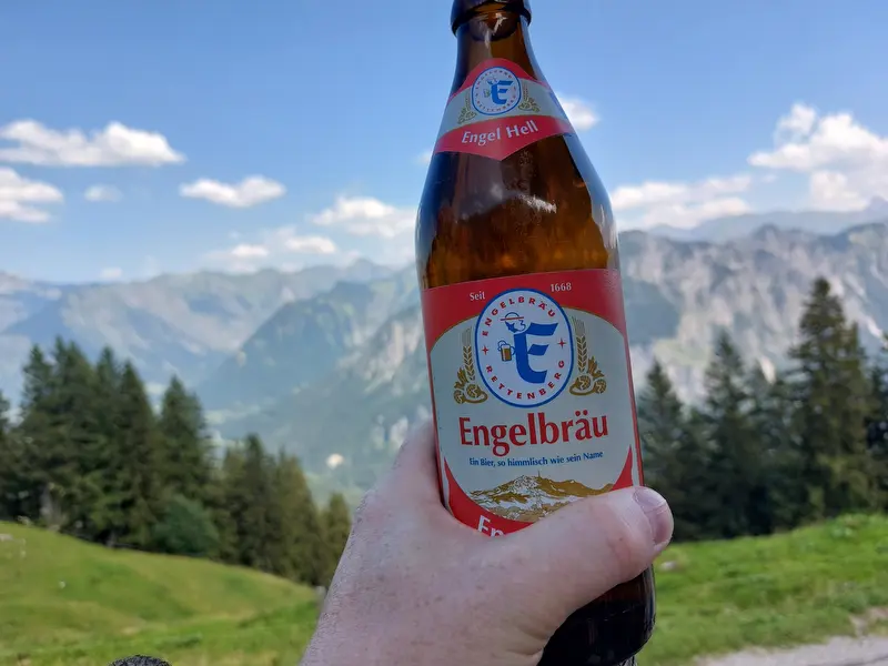 Engelbräu vor der Oberstdorfer Bergkulisse