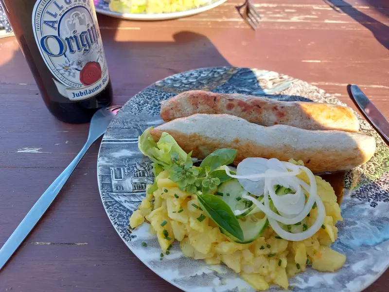 Geschwollene mit Kartoffelsalat